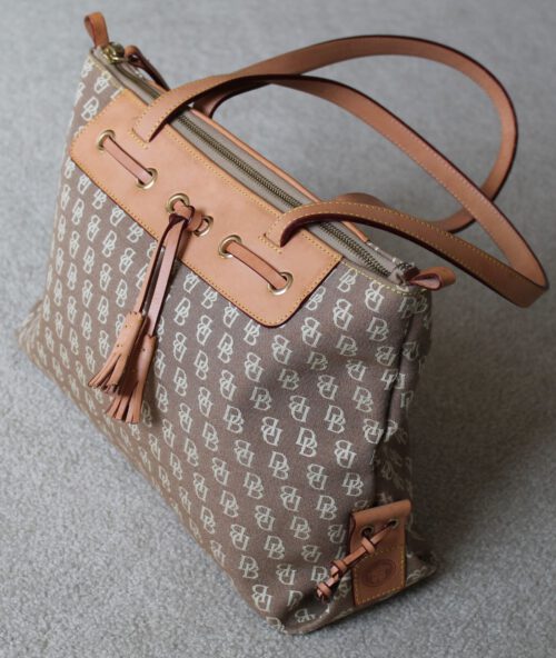 pexels-photo-33708893.jpeg Elegant Leather Top-Handle Bag